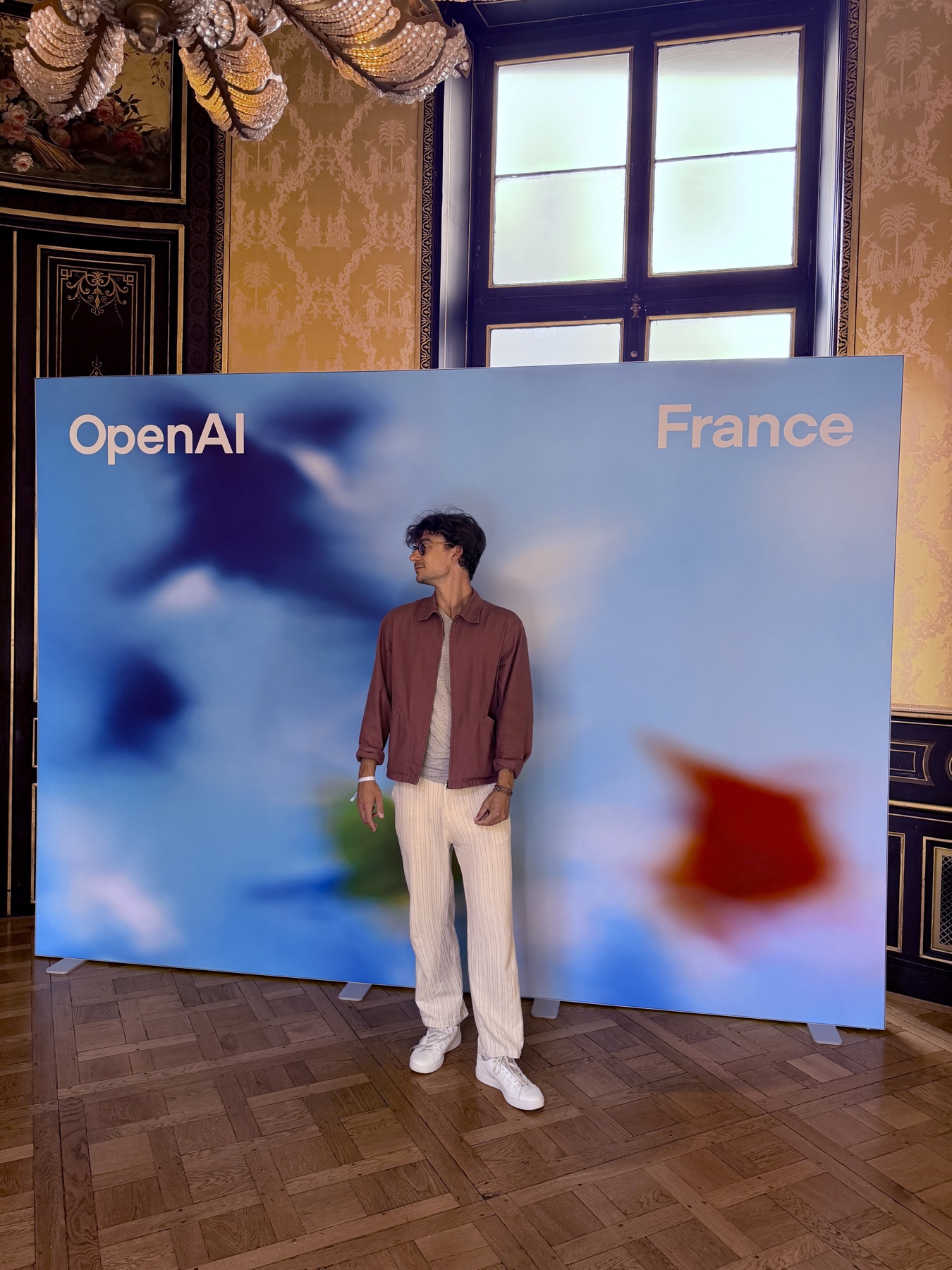 Alexandre Soyer devant le panneau OpenAI France
