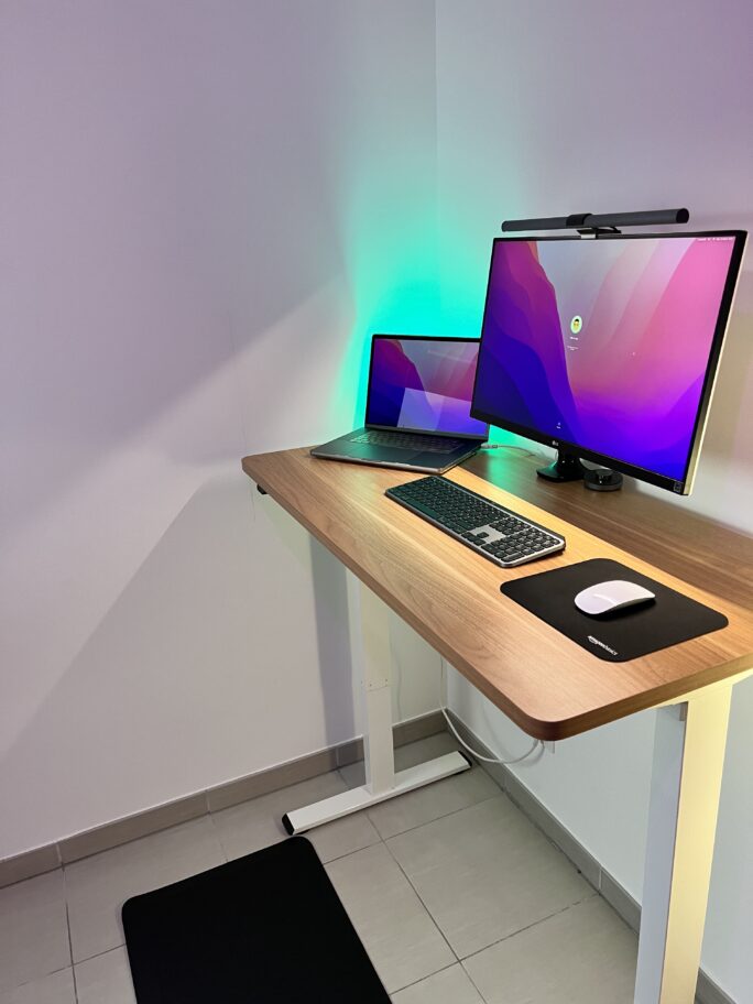 Setup développeur avec standing desk et tapis anti fatigue
